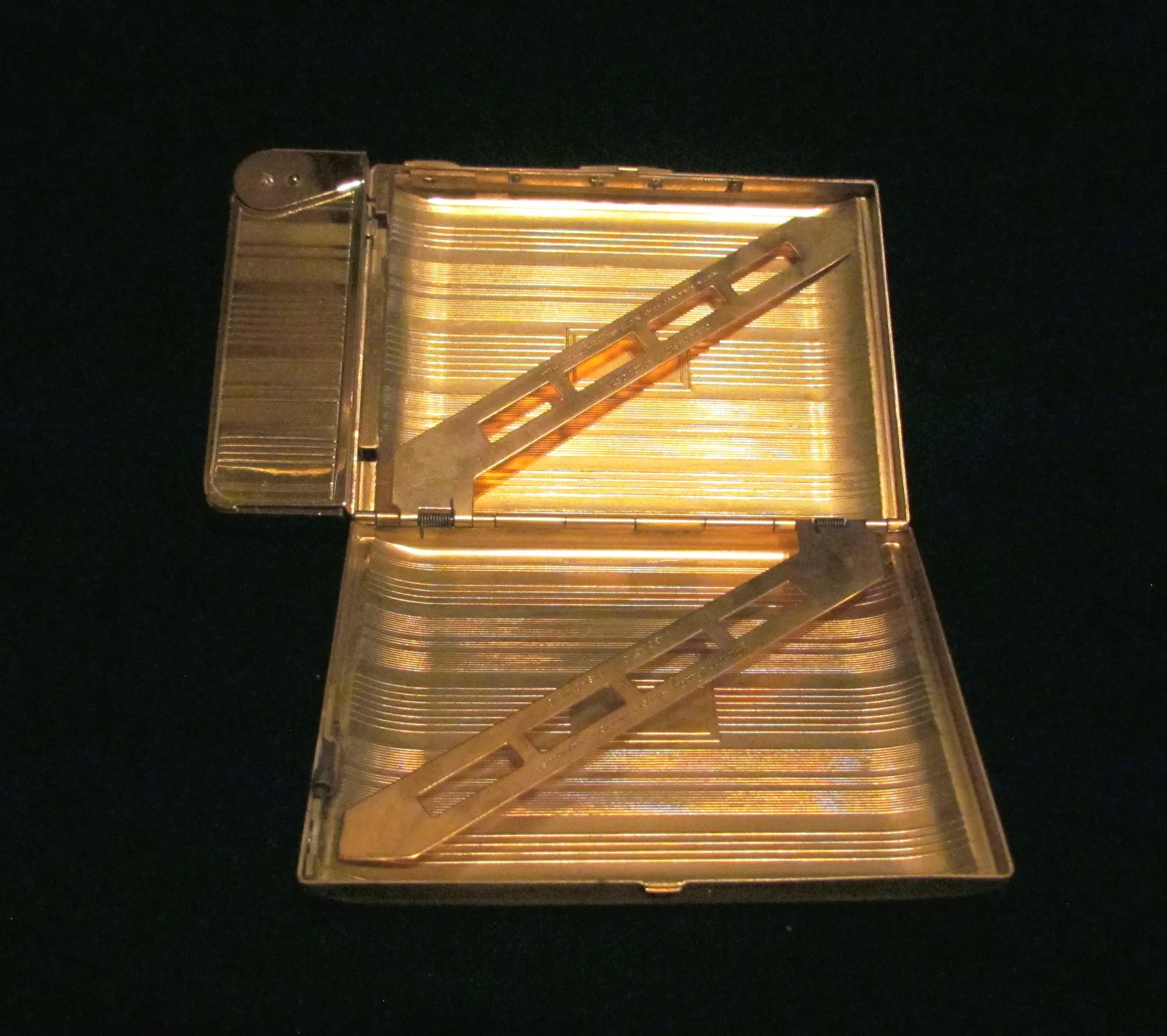 Elgin American Beauty Magic Action Cigarette Case Lighter In Fabulous Working Condition 1940 Gold Tone