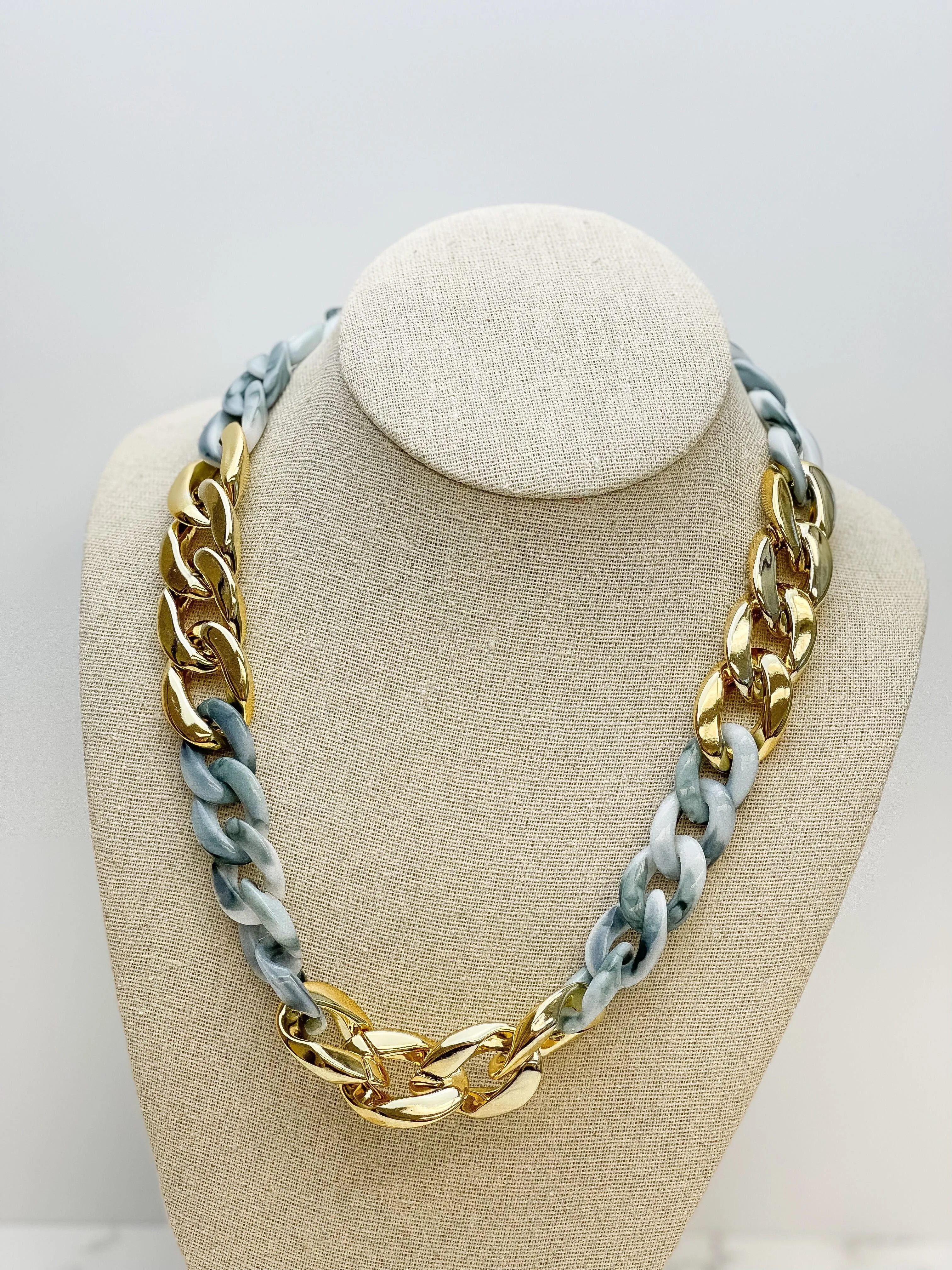 Shiny Gold Link Acrylic Necklace - Gray